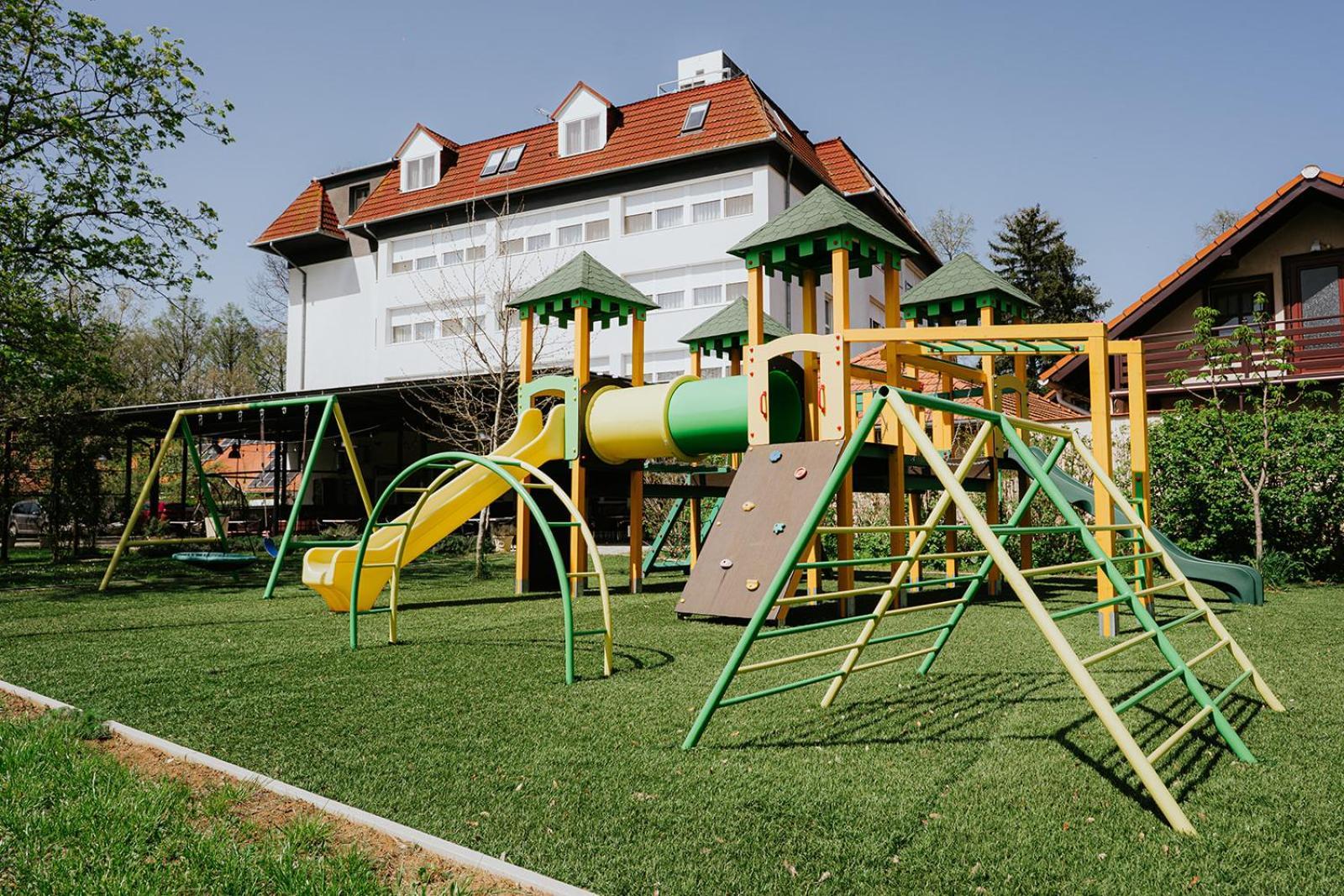 Aqua Hotel Gyula Exterior foto